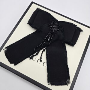 GUCCI - czarna kokarda vintage broszka materiałowa z kryształami od boku