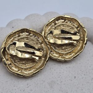 GIVENCHY - złote klipsy vintage z perłą zbliżenie na zapięcie