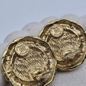 GIVENCHY - złote klipsy vintage z perłą zbliżenie na sygnaturę