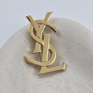 YSL - kultowa złota broszka vintage z monogramem widok na przód