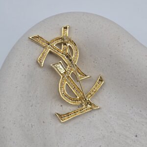 YSL - kultowa złota broszka vintage z monogramem widok na tył