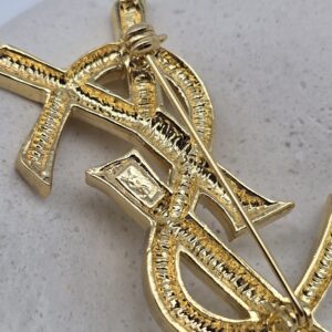 YSL - kultowa złota broszka vintage z monogramem zbliżenie na tył