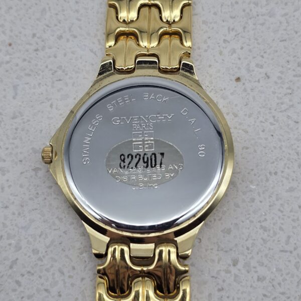 GIVENCHY - złoty zegarek vintage na bransolecie zbliżenie na tył