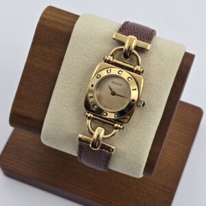 GUCCI 6300L - kwadratowy zegarek vintage na brązowym pasku na ekspozytorze