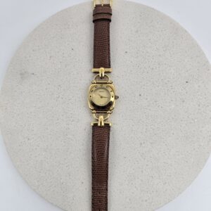 GUCCI 6300L - kwadratowy zegarek vintage na brązowym pasku widok na przód