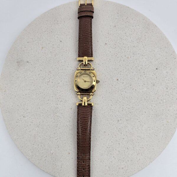 GUCCI 6300L - kwadratowy zegarek vintage na brązowym pasku widok na przód
