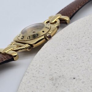 GUCCI 6300L - kwadratowy zegarek vintage na brązowym pasku zbliżenie na koronkę