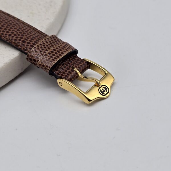 GUCCI 6300L - kwadratowy zegarek vintage na brązowym pasku zbliżenie na zapięcie