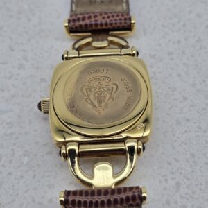 GUCCI 6300L - kwadratowy zegarek vintage na brązowym pasku zbliżenie na tył