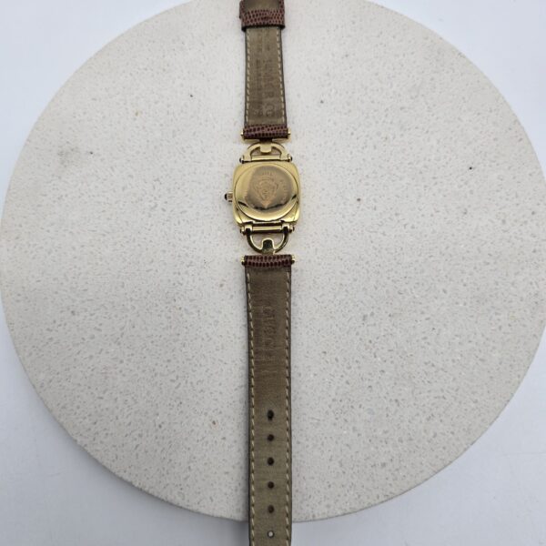 GUCCI 6300L - kwadratowy zegarek vintage na brązowym pasku widok na tył