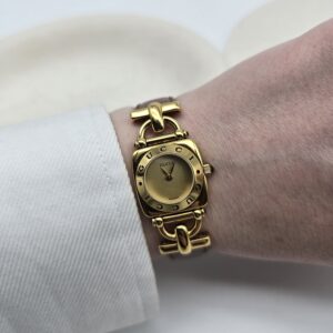 GUCCI 6300L - kwadratowy zegarek vintage na brązowym pasku na ręce