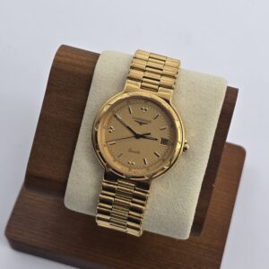 LONGINES Conquest – złoty zegarek vintage na stojaku