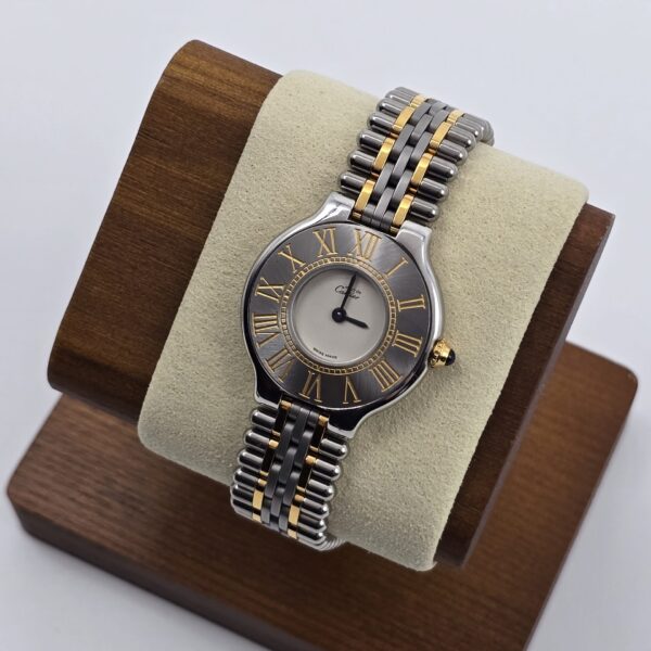 MUST DE CARTIER 21 - delikatny zegarek vintage widok na stojaku