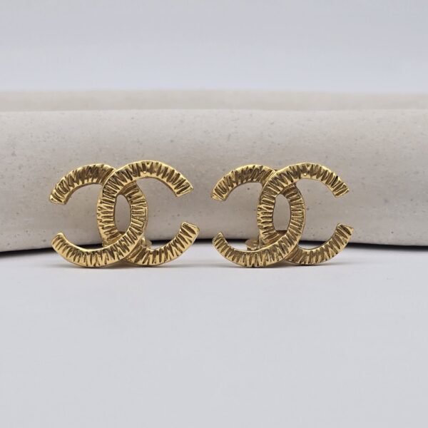 CHANEL - złote klipsy vintage CC fakturowane widok na przód