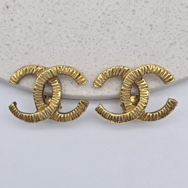 CHANEL - złote klipsy vintage CC fakturowane od góry