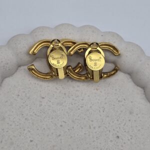 CHANEL - złote klipsy vintage CC fakturowane widok na tył
