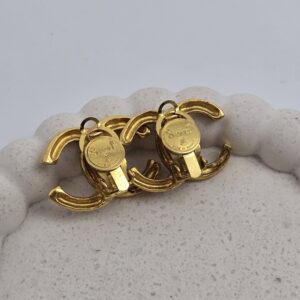 CHANEL - złote klipsy vintage CC fakturowane zbliżenie na sygnaturę