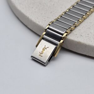 YSL - delikatny zegarek vintage na bransolecie zbliżenie na zapięcie