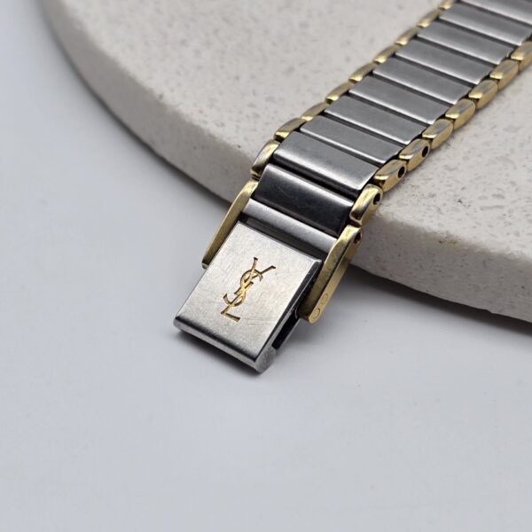 YSL - delikatny zegarek vintage na bransolecie zbliżenie na zapięcie