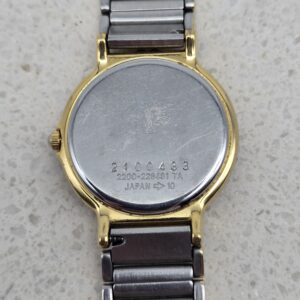 YSL - delikatny zegarek vintage na bransolecie zbliżenie na tył