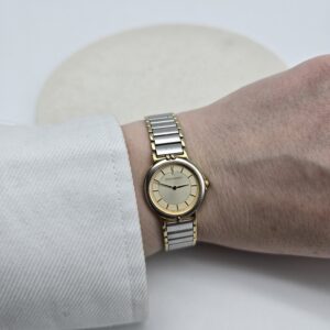 YSL - delikatny zegarek vintage na bransolecie na ręce