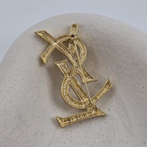 YSL - złota broszka vintage z monogramem widok na tył