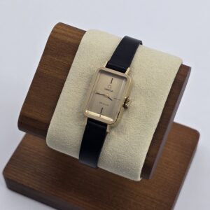 OMEGA DE VILLE - mechaniczny zegarek vintage z prostokątną kopertą na ekspozytorze