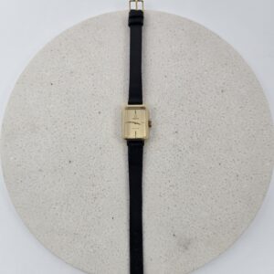 OMEGA DE VILLE - mechaniczny zegarek vintage z prostokątną kopertą widok na przód