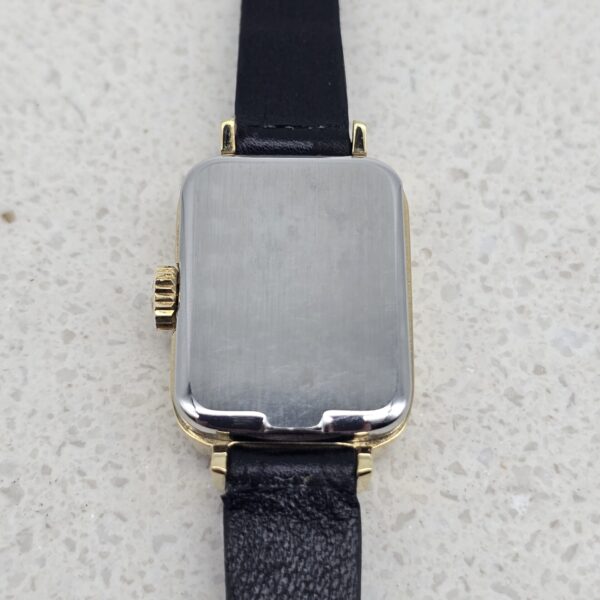 OMEGA DE VILLE - mechaniczny zegarek vintage z prostokątną kopertą zbliżenie na tył