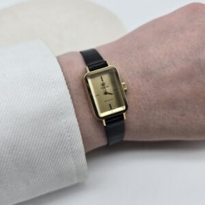 OMEGA DE VILLE - mechaniczny zegarek vintage z prostokątną kopertą na ręce