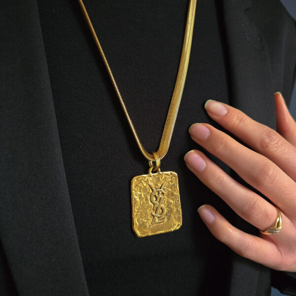 YSL - złoty naszyjnik vintage z zawieszką pozłacaną 24k złotem na modelce