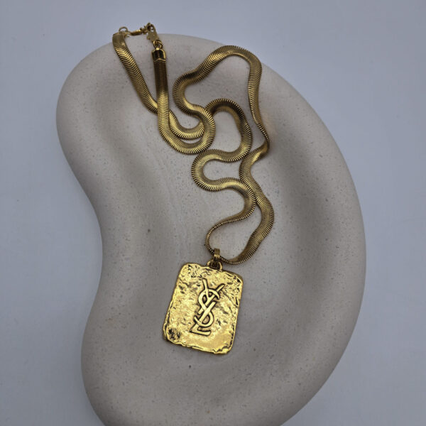 YSL - złoty naszyjnik vintage z zawieszką pozłacaną 24k złotem widok od frontu