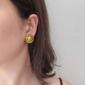 CELINE - złote klipsy vintage globusy na modelce