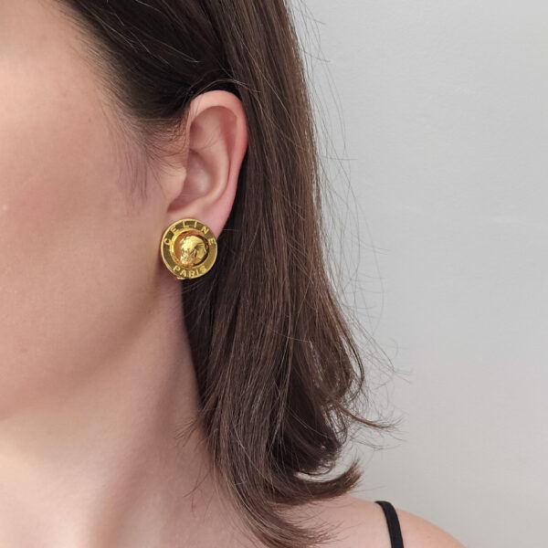 CELINE - złote klipsy vintage globusy na modelce