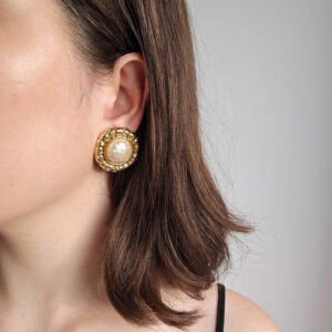 GIVENCHY - złote klipsy vintage z perłą na modelce