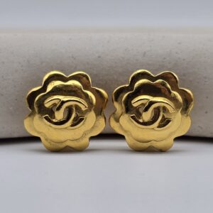 CHANEL - złote klipsy vintage w kształcie kamelii