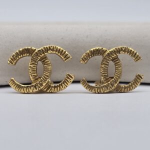 CHANEL - złote klipsy vintage CC fakturowane