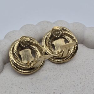 CELINE - złote klipsy vintage z motywem Triomphe zbliżenie na sygnaturę