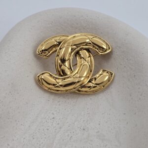 CHANEL - złota broszka vintage CC widok na przód