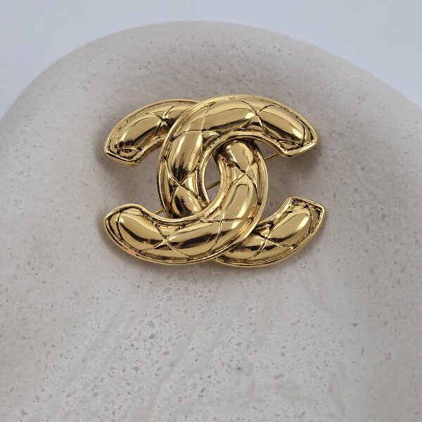 CHANEL - złota broszka vintage CC widok na przód