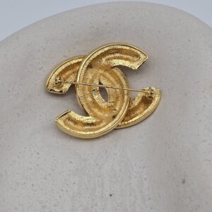 CHANEL - złota broszka vintage CC widok na tył