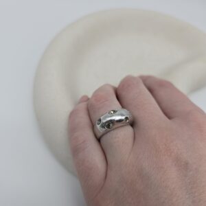 YSL - srebrny pierścionek vintage z kryształkami na palcu