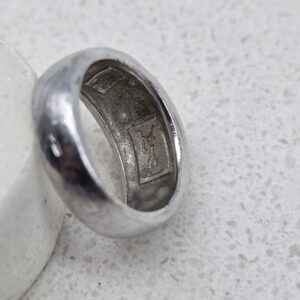 YSL - srebrny pierścionek vintage z kryształkami zbliżenie na sygnaturę