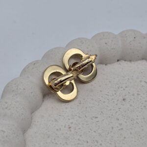 CHRISTIAN DIOR - delikatne złote klipsy z monogramem CD zbliżenie na sygnaturę