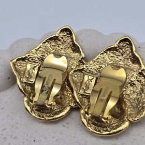 YSL - złote bogato zdobione klipsy vintage zbliżenie na zapięcie