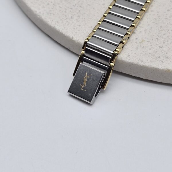 YSL - delikatny zegarek vintage na bransolecie zbliżenie na zapięcie