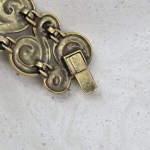 YSL - duża złota rzeźbiona bransoletka vintage zbliżenie na zapięcie