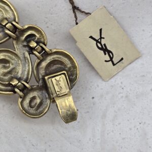 YSL - duża złota rzeźbiona bransoletka vintage zbliżenie na sygnaturę