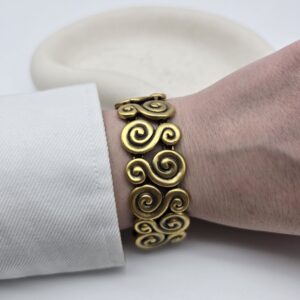 YSL - duża złota rzeźbiona bransoletka vintage na ręce