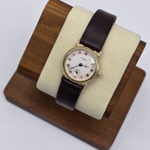 CELINE - złoty zegarek vintage z perłowym wykończeniem na ekspozytorze